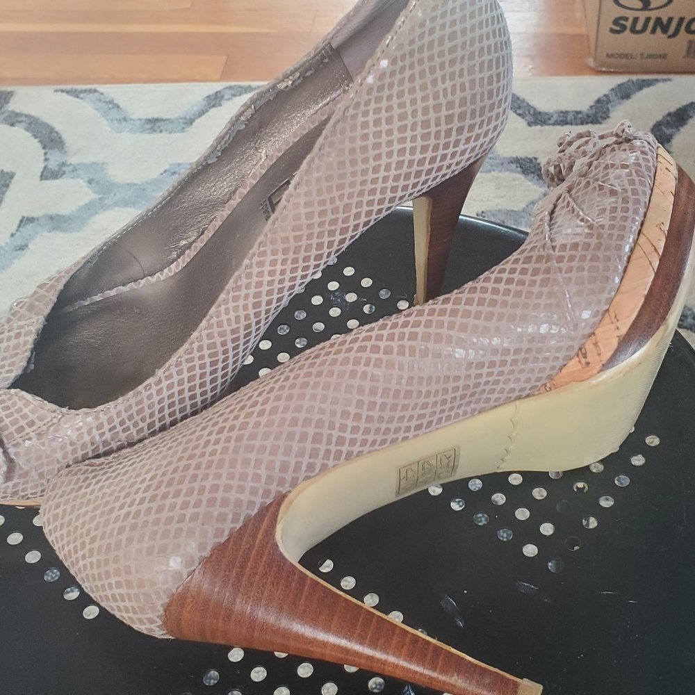 Size 7 Snake Skin Design,  Leather 4" Heel Moda Spana Ladies Dress Shoe